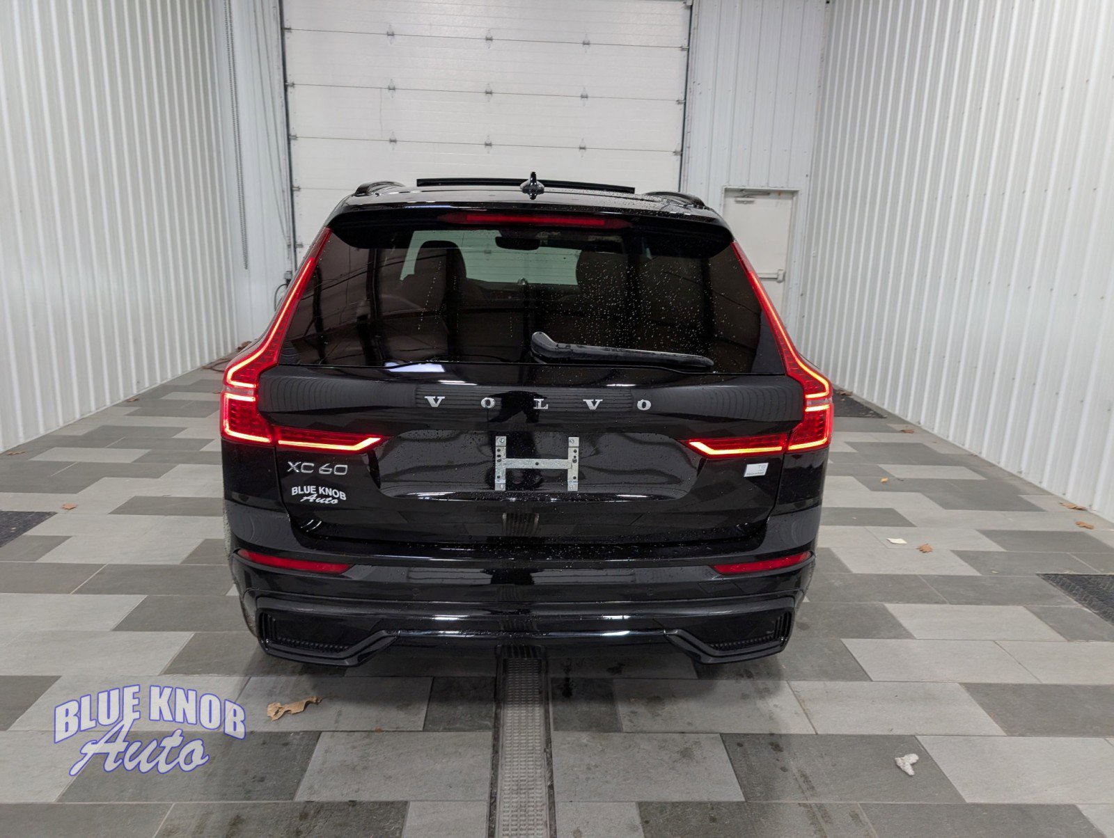 Used 2022 Volvo XC60 T8 R-Design w/ Advanced Package image 3
