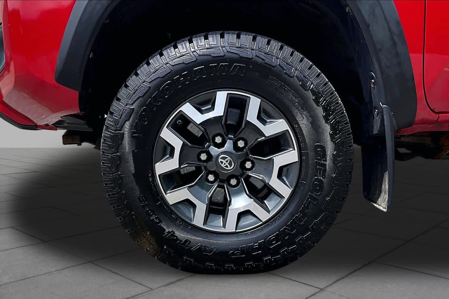 Used 2016 Toyota Tacoma TRD Off-Road w/ Towing Package AWD/4WD image 11