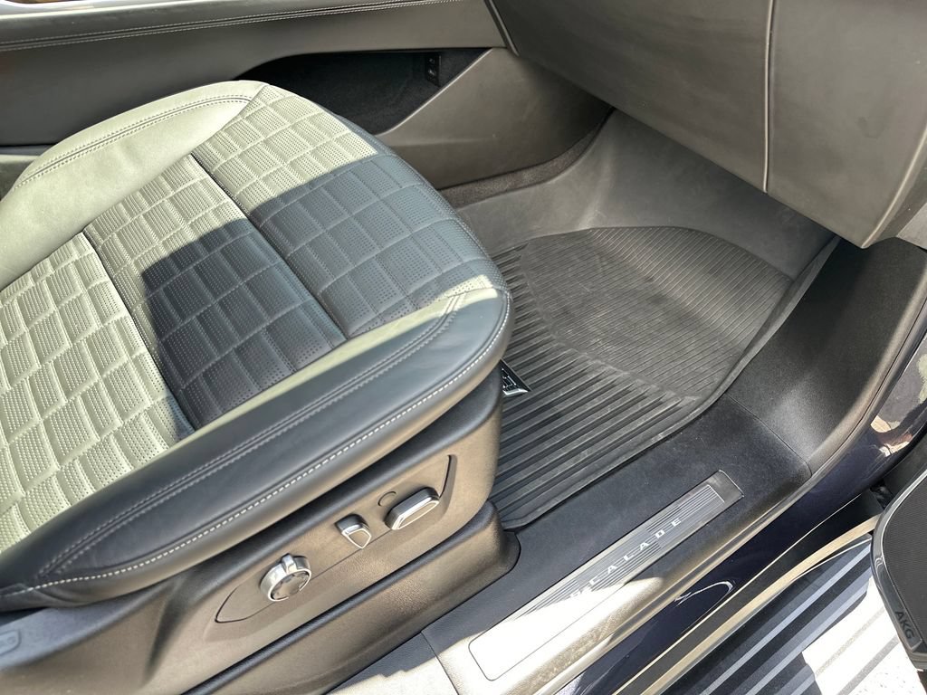 Used 2025 Cadillac Escalade Sport Platinum w/ LPO, ONYX Package RWD image 39