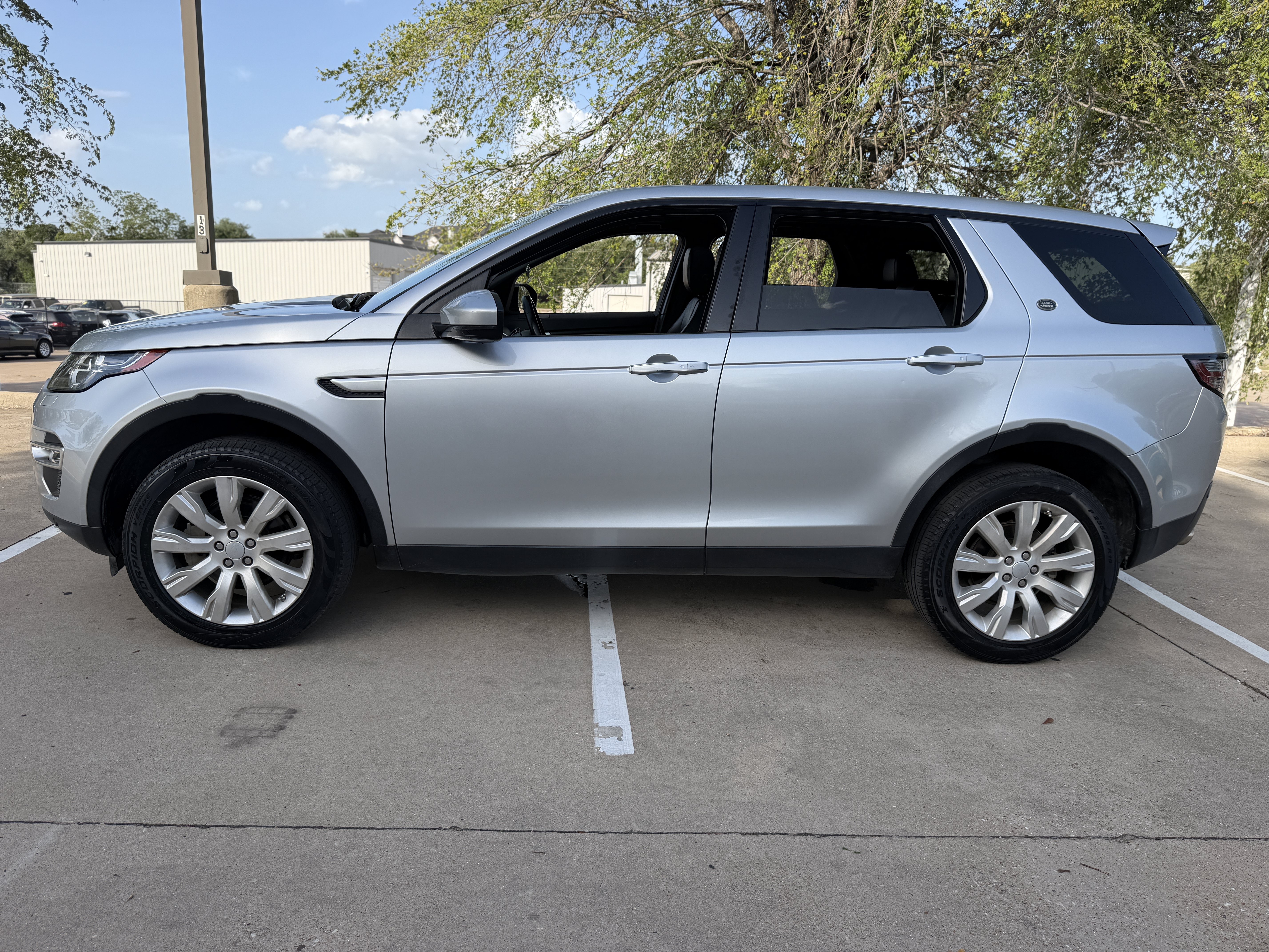 Used 2015 Land Rover Discovery Sport HSE Luxury AWD/4WD image 4
