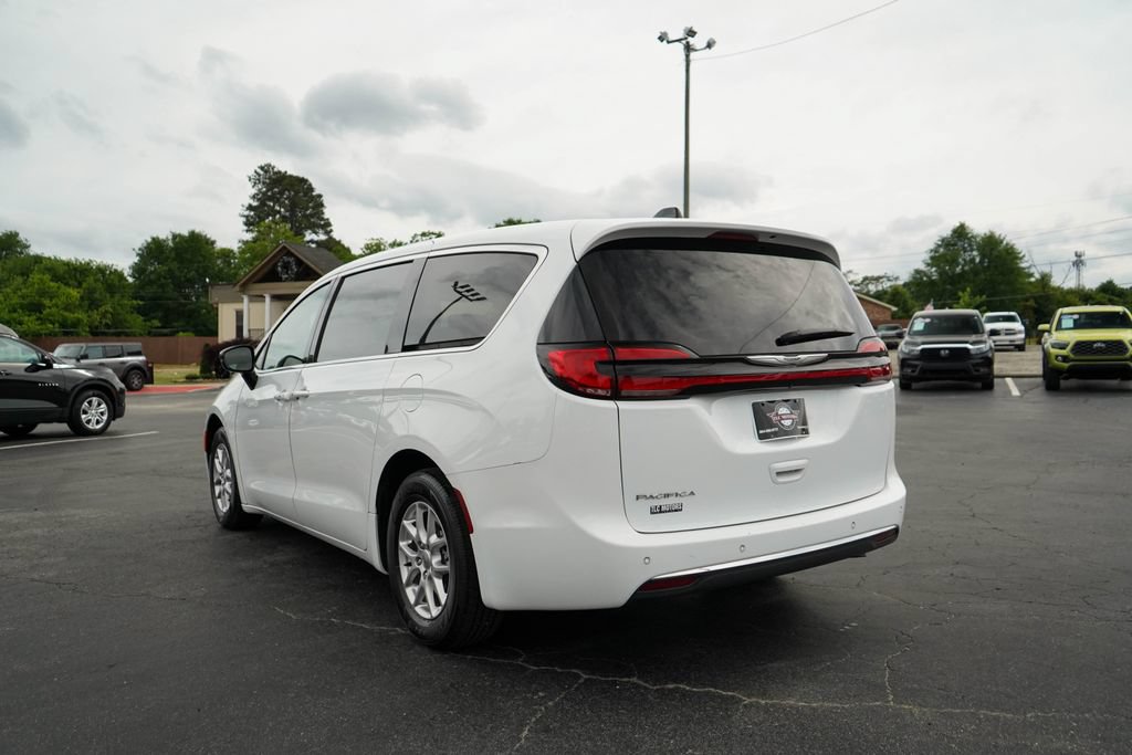 Used 2024 Chrysler Pacifica Touring-L FWD image 3