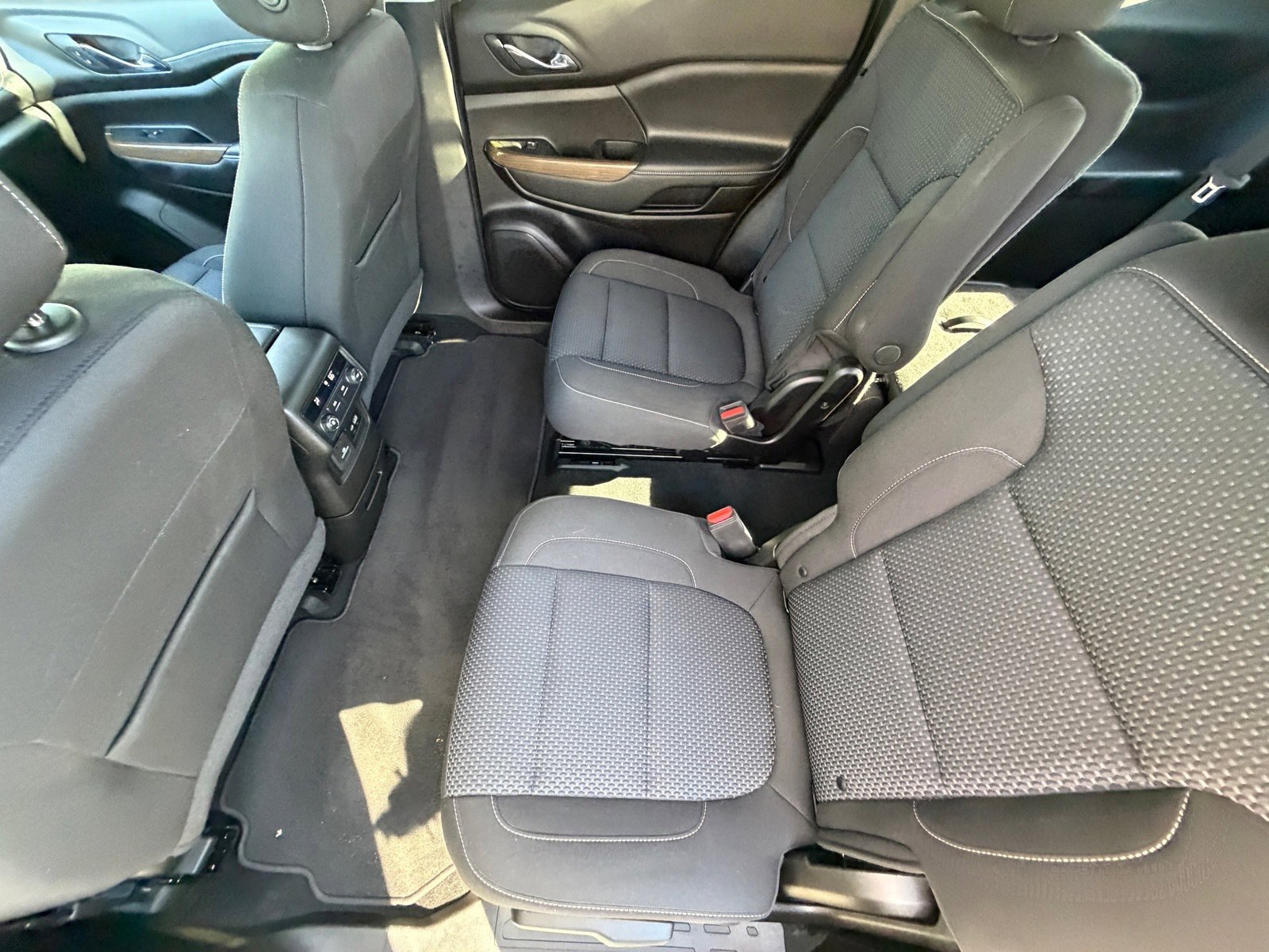 Used 2023 GMC Acadia SLE w/ Driver Convenience Package FWD image 13