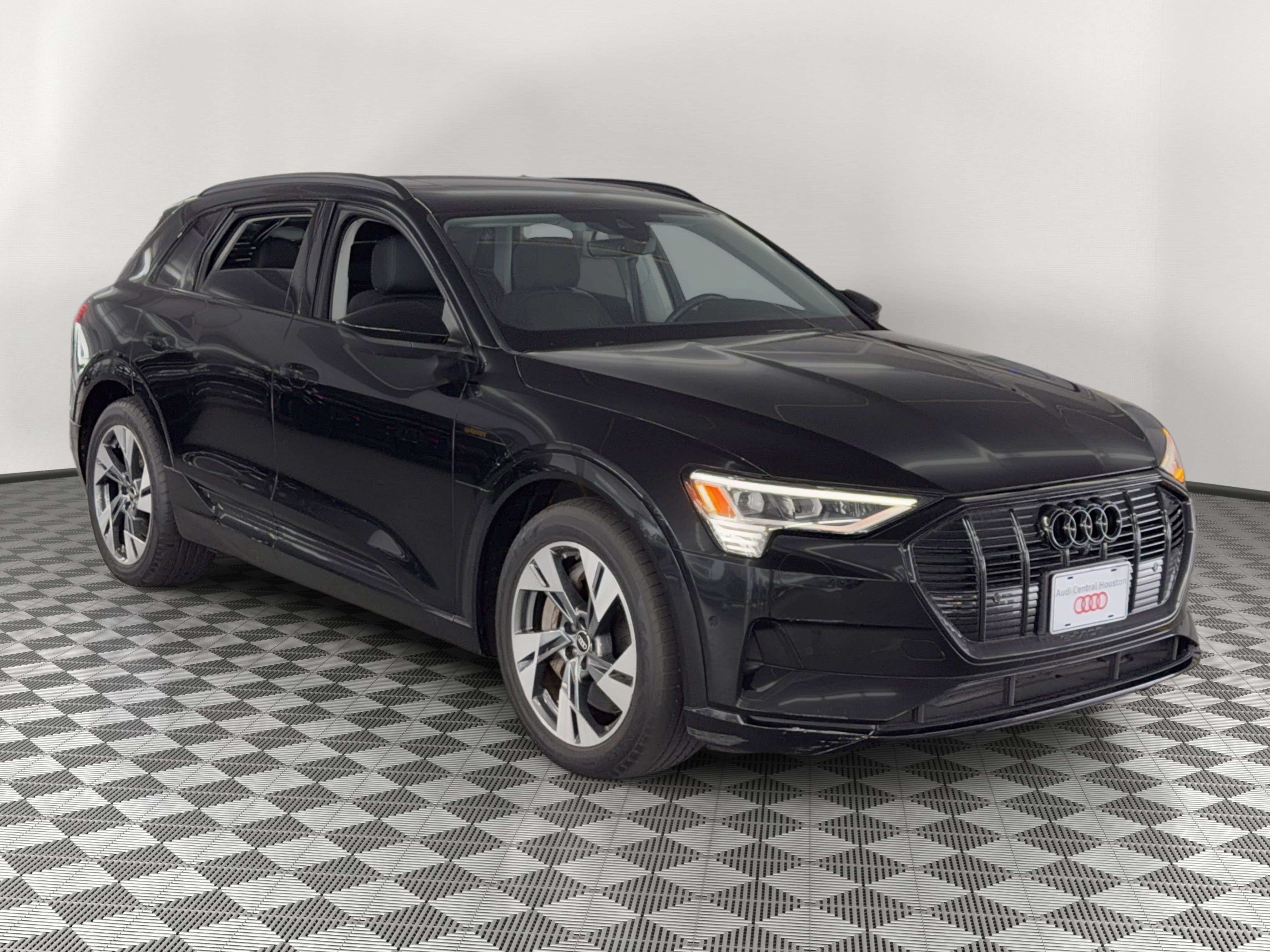 Used 2023 Audi e-tron Premium w/ Convenience Plus Package image 7