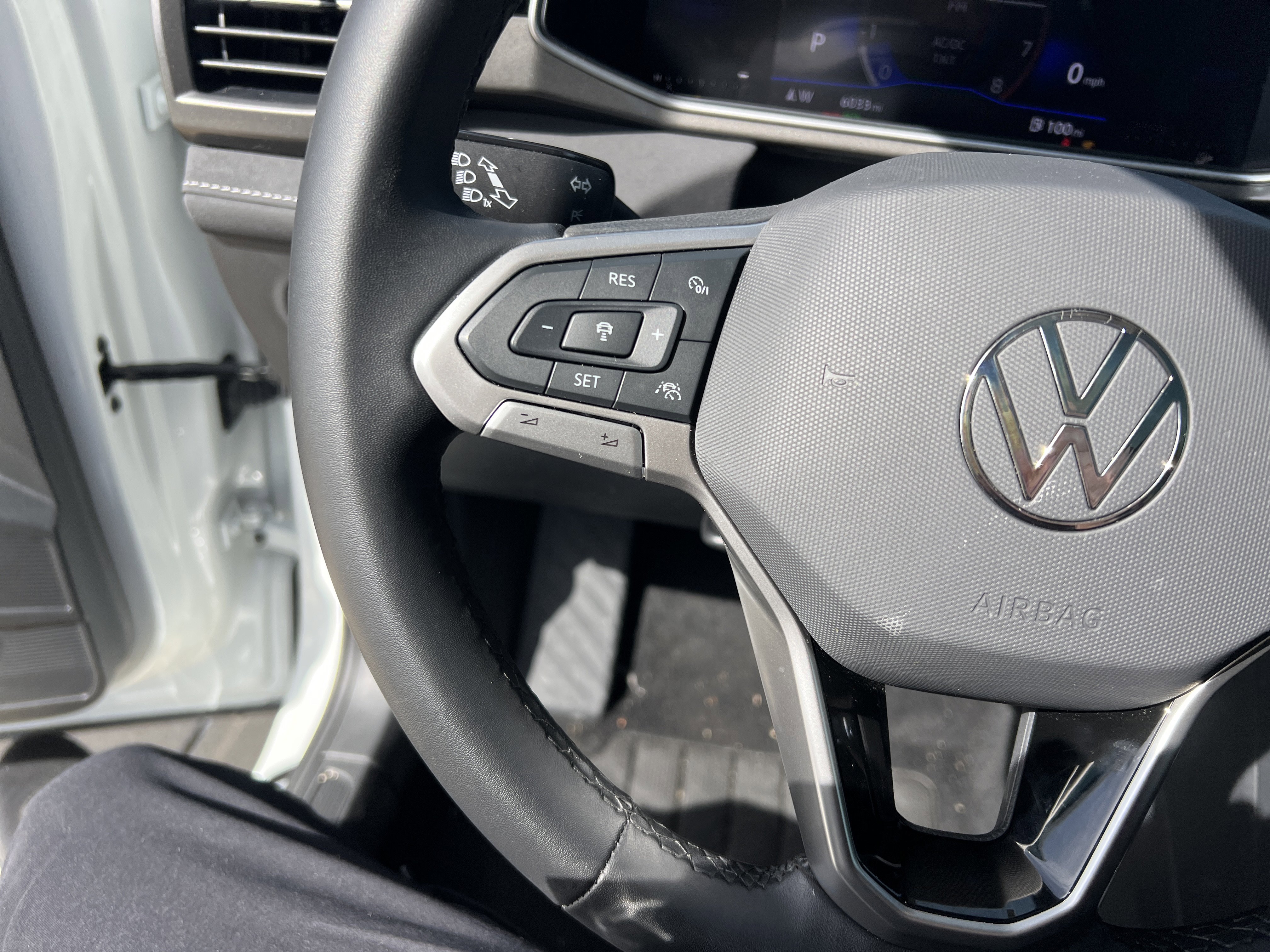 Certified 2025 Volkswagen Taos SE image 18