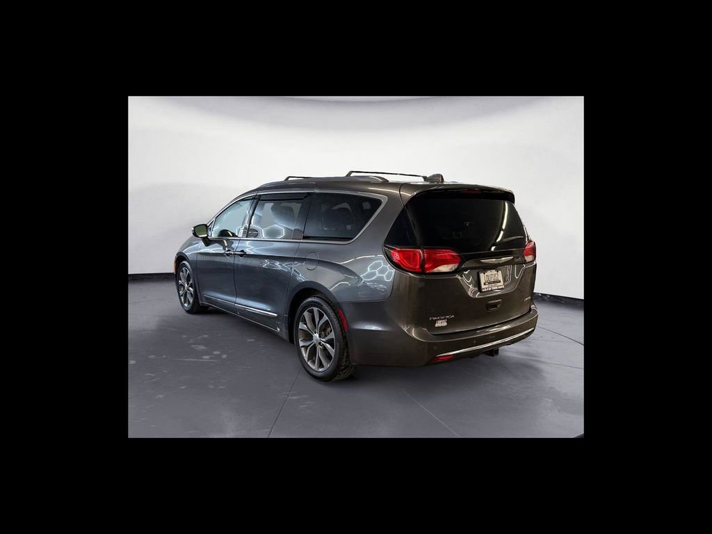 Used 2018 Chrysler Pacifica Limited w/ Tire & Wheel Group FWD image 4