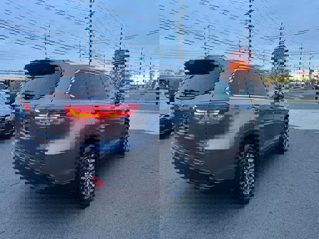 Used 2019 Toyota Highlander XLE image 7