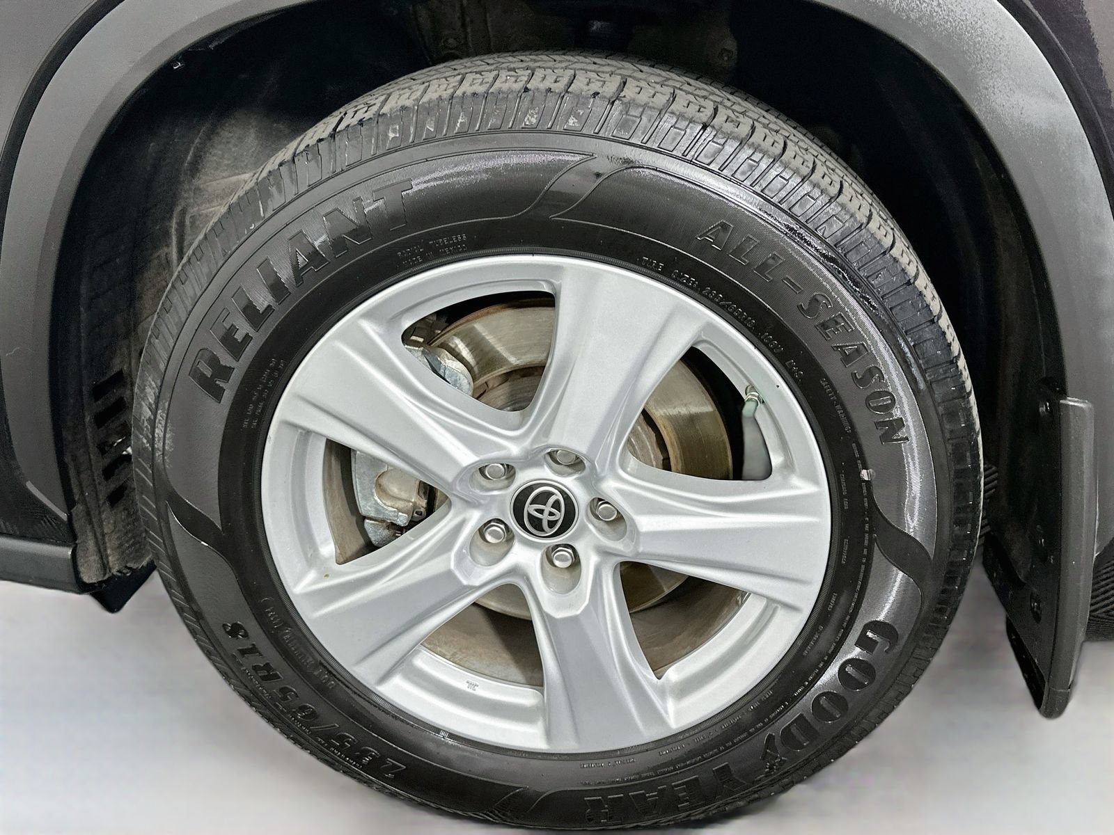 Used 2021 Toyota Highlander LE FWD image 31