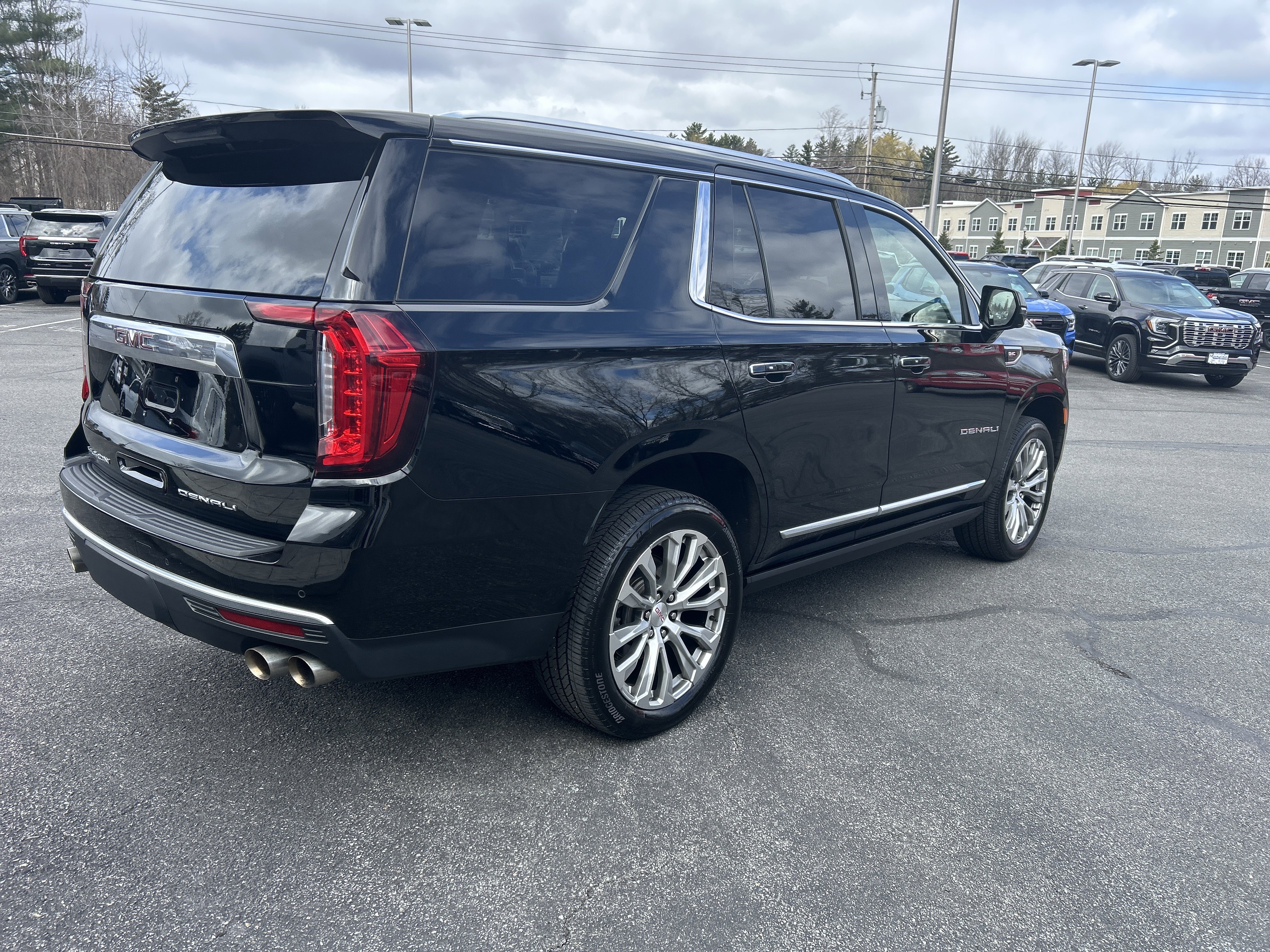 Used 2021 GMC Yukon Denali w/ Denali Premium Package image 11