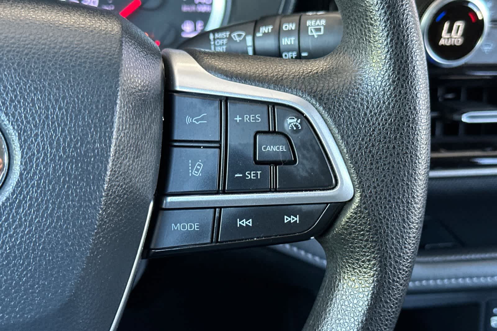 Used 2022 Toyota Highlander L AWD/4WD image 27