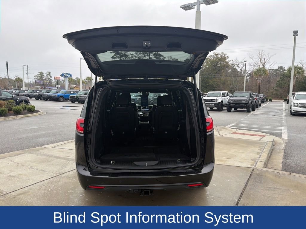 Used 2023 Chrysler Pacifica Limited w/ Uconnect Theater Family Group image 8