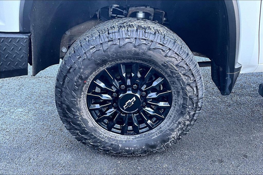 Used 2024 Chevrolet Silverado 3500 LT w/ Convenience Package image 9