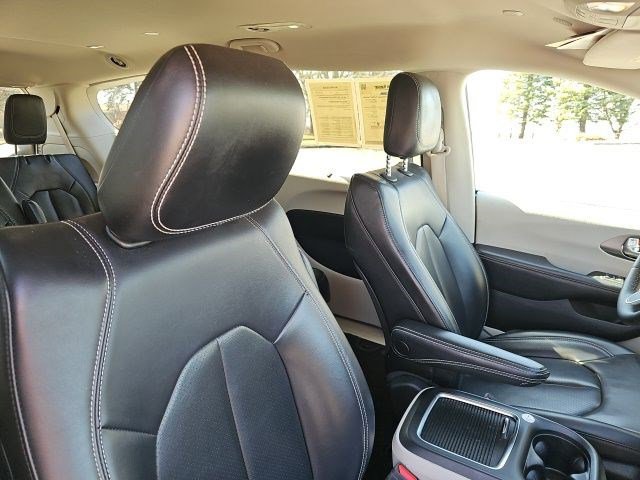 Used 2023 Chrysler Pacifica Touring-L image 12