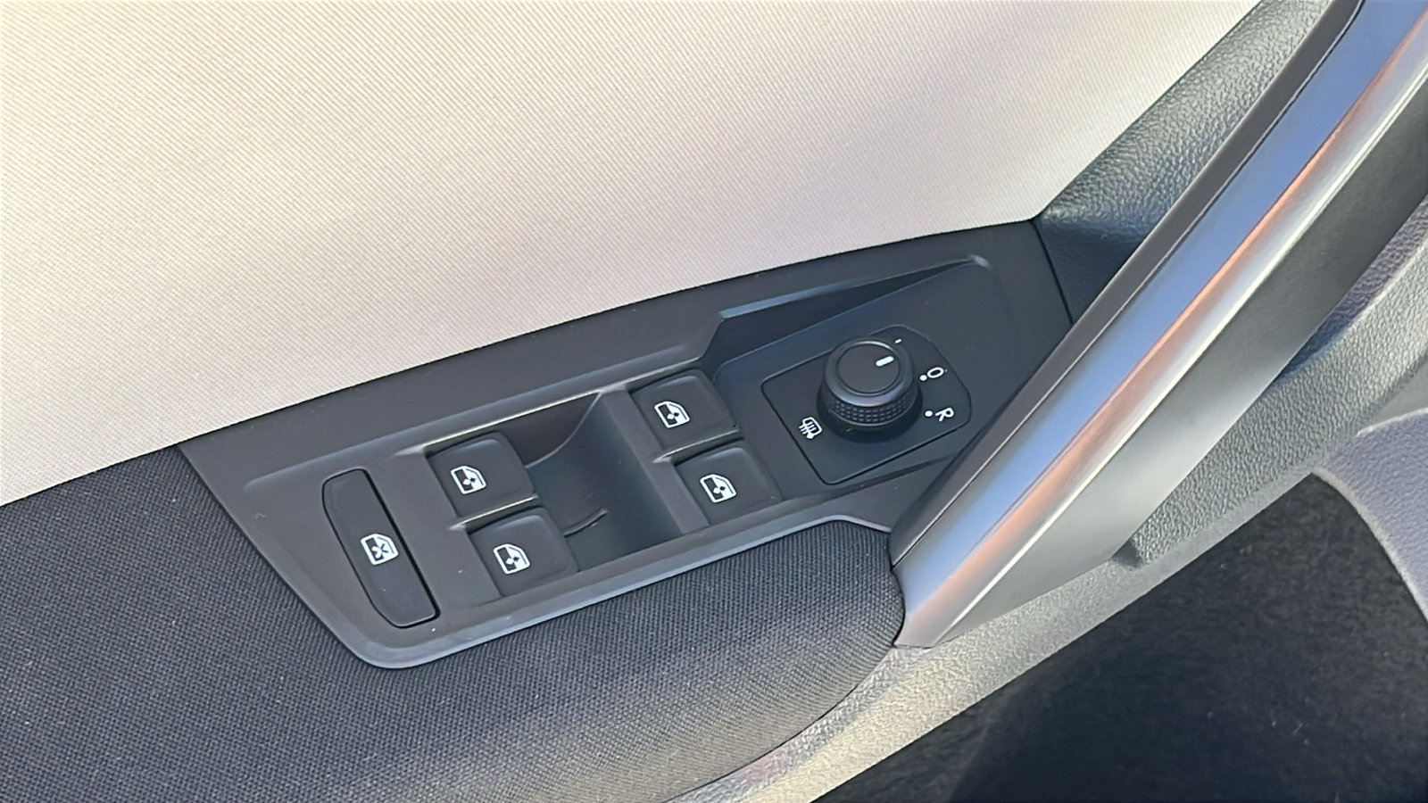 Used 2021 Volkswagen Tiguan S image 12