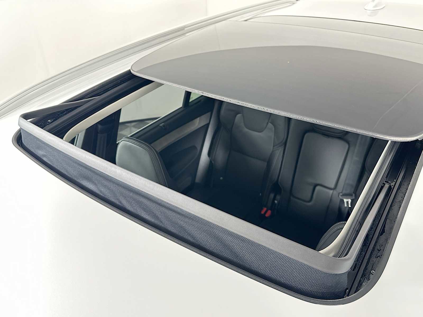 Used 2025 Volvo XC90 T8 Ultra w/ Protection Package Premier image 19