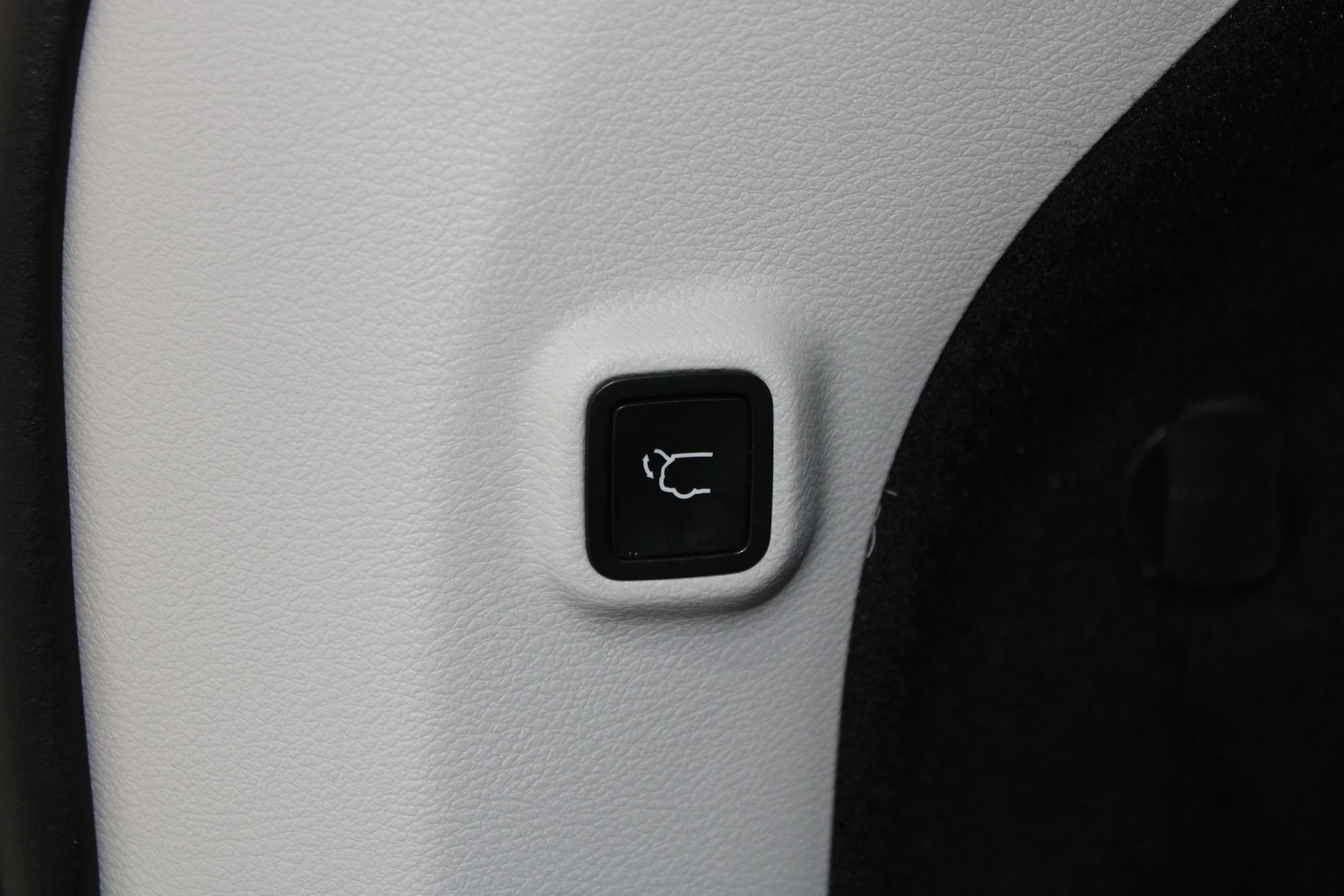 Used 2019 Jeep Cherokee Overland w/ Technology Group AWD/4WD image 20