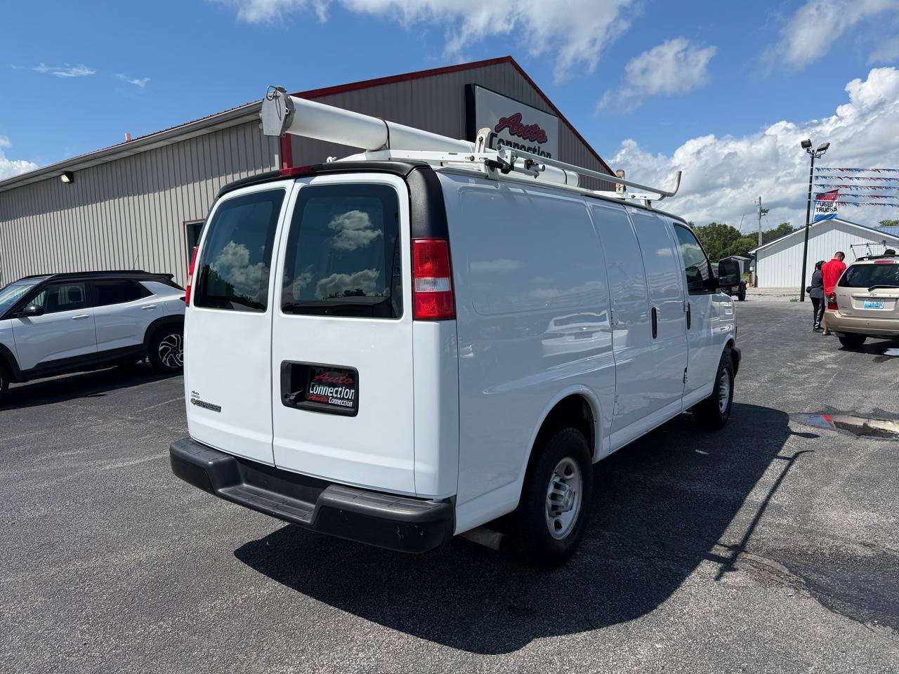 Used 2018 Chevrolet Express 2500 w/ Driver Convenience Package RWD image 4