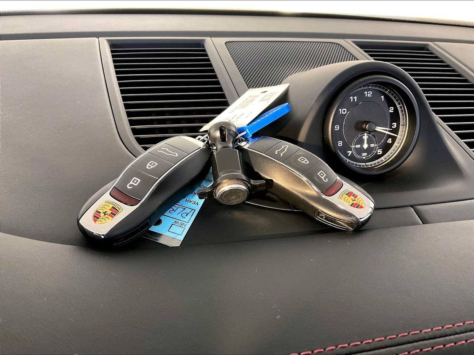 Certified 2023 Porsche Macan AWD/4WD image 21