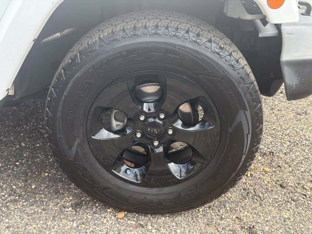 Used 2018 Jeep Wrangler Sahara w/ Connectivity Group AWD/4WD image 9