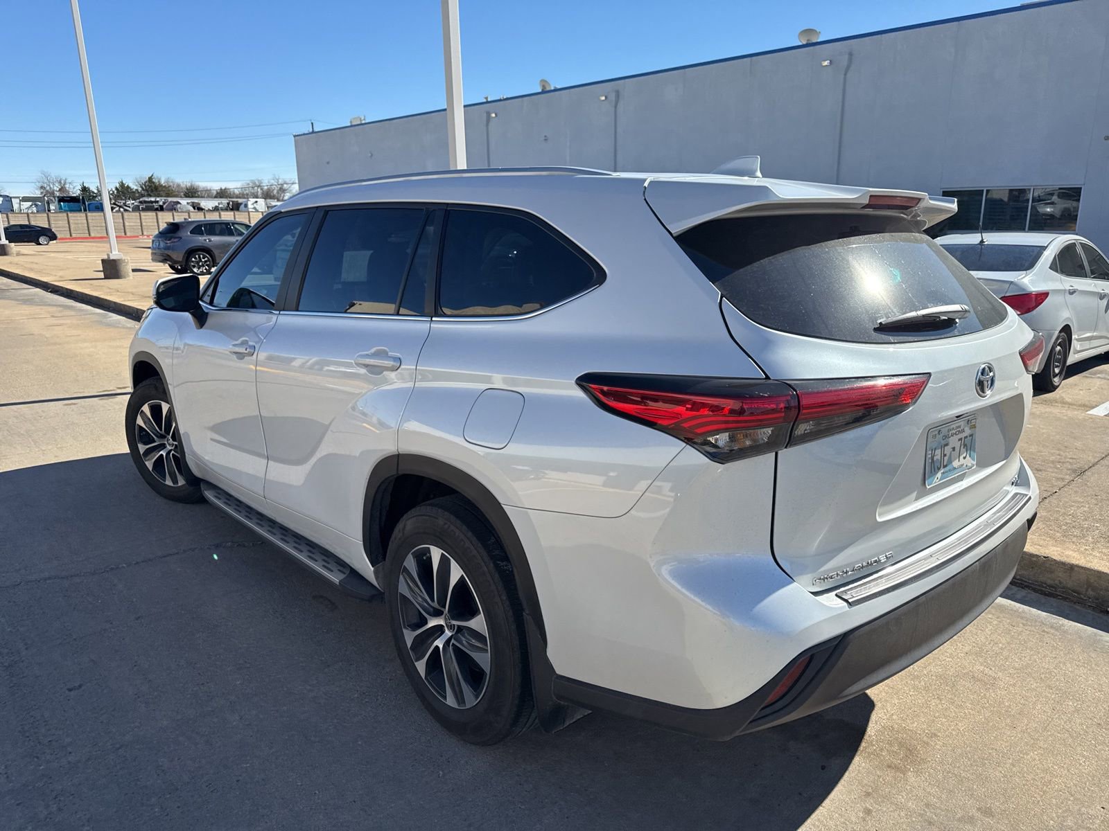 Used 2023 Toyota Highlander XLE image 5