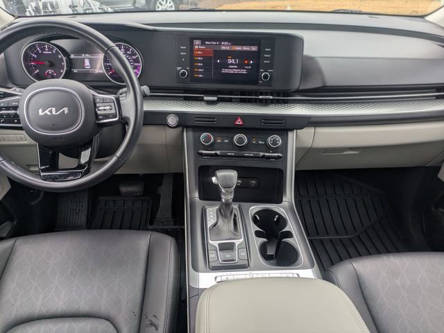Used 2023 Kia Carnival LX image 16