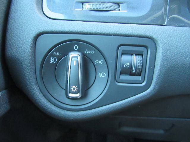 Used 2019 Volkswagen Golf SE image 32