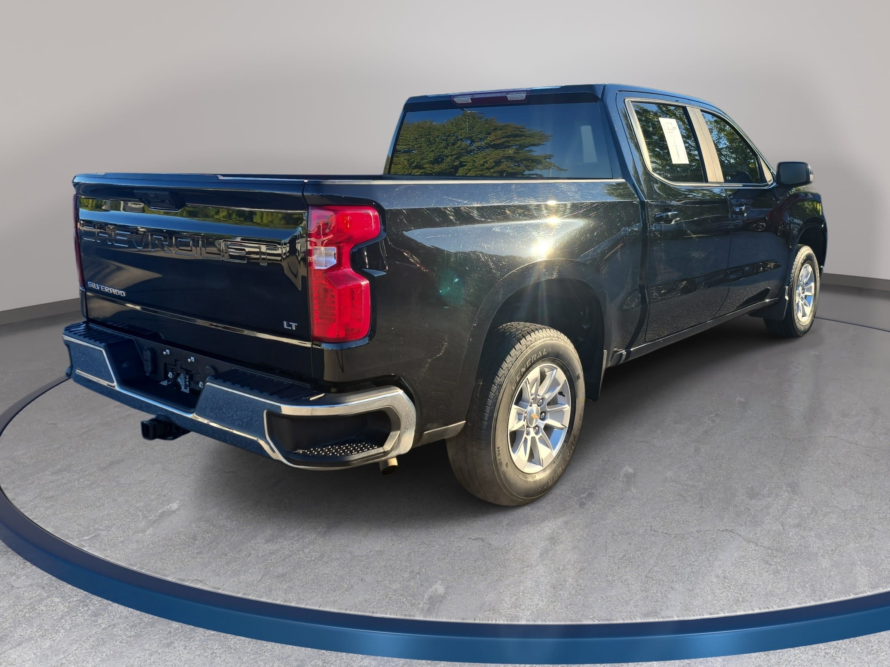 Used 2025 Chevrolet Silverado 1500 LT RWD image 5