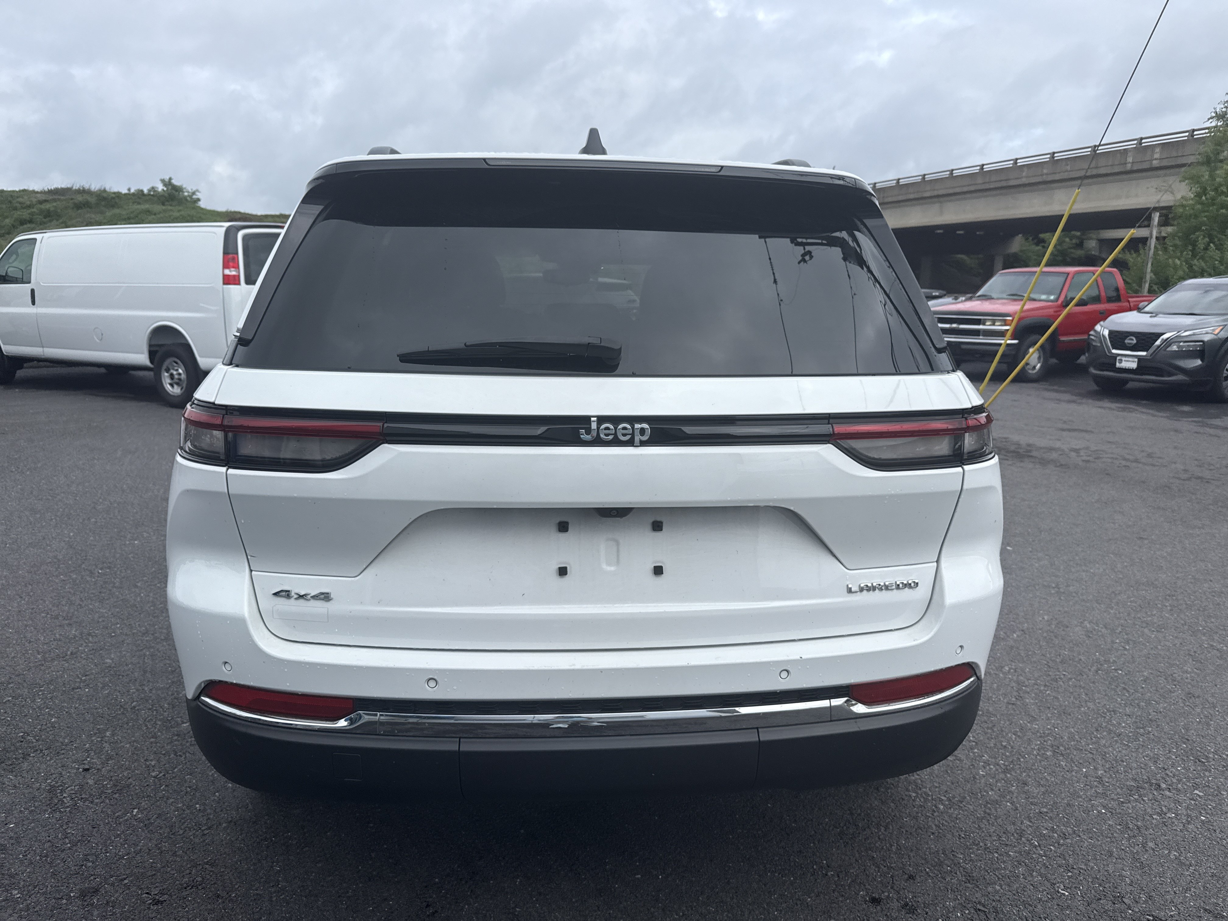 Used 2023 Jeep Grand Cherokee Laredo w/ Luxury Tech Group I AWD/4WD image 4