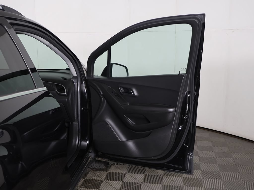 Used 2020 Chevrolet Trax LT w/ LT Convenience Package FWD image 16