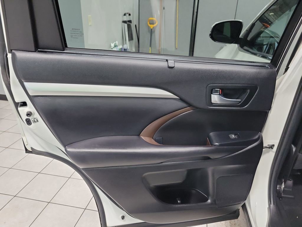 Used 2019 Toyota Highlander XLE image 25