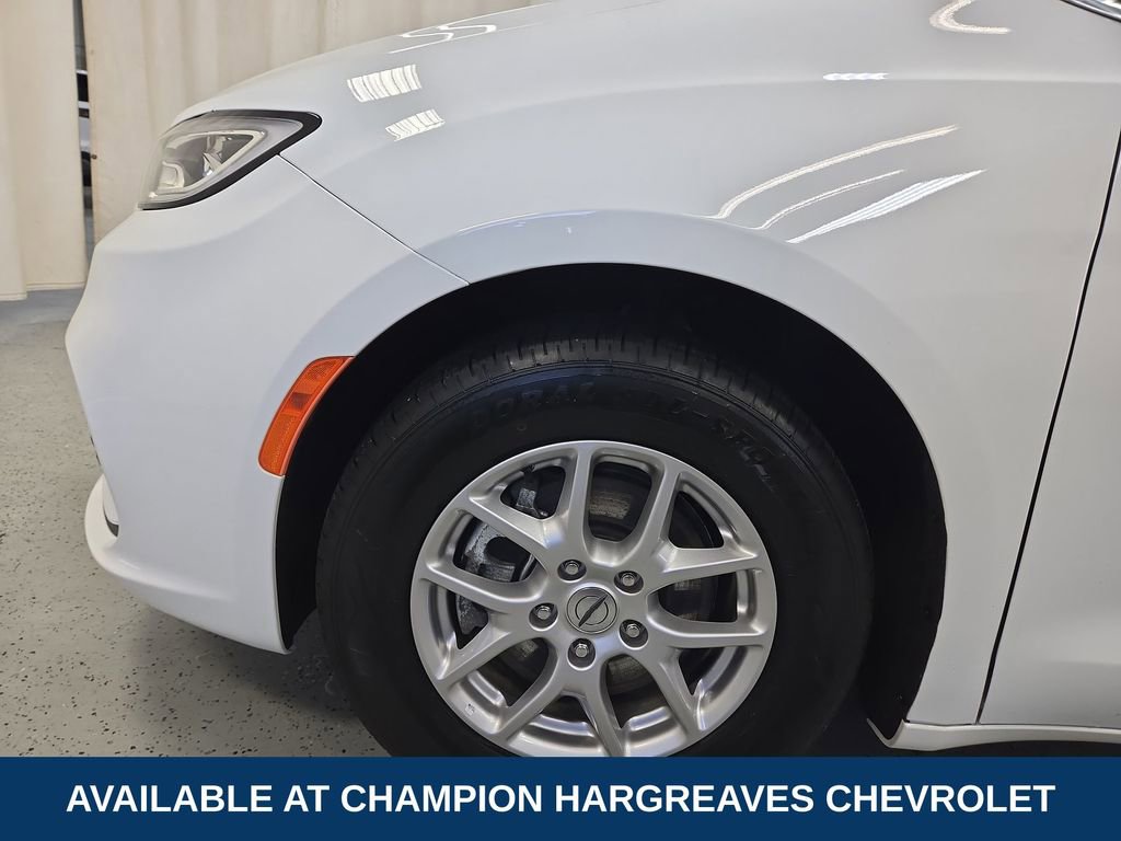 Used 2024 Chrysler Pacifica Touring-L FWD image 41
