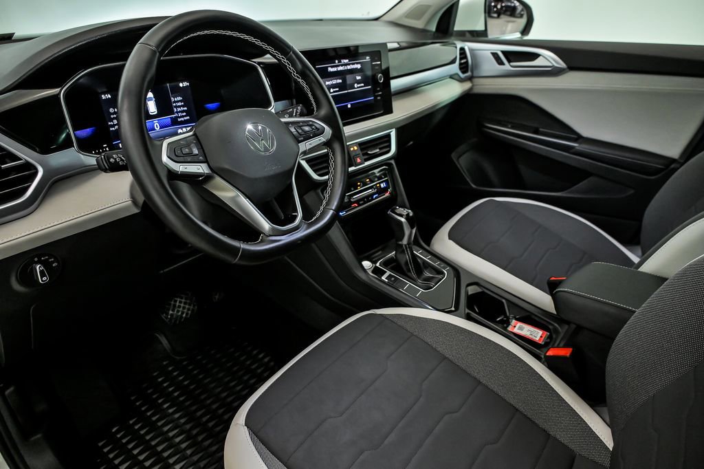 Used 2025 Volkswagen Taos SE w/ Panoramic Sunroof Package FWD image 10