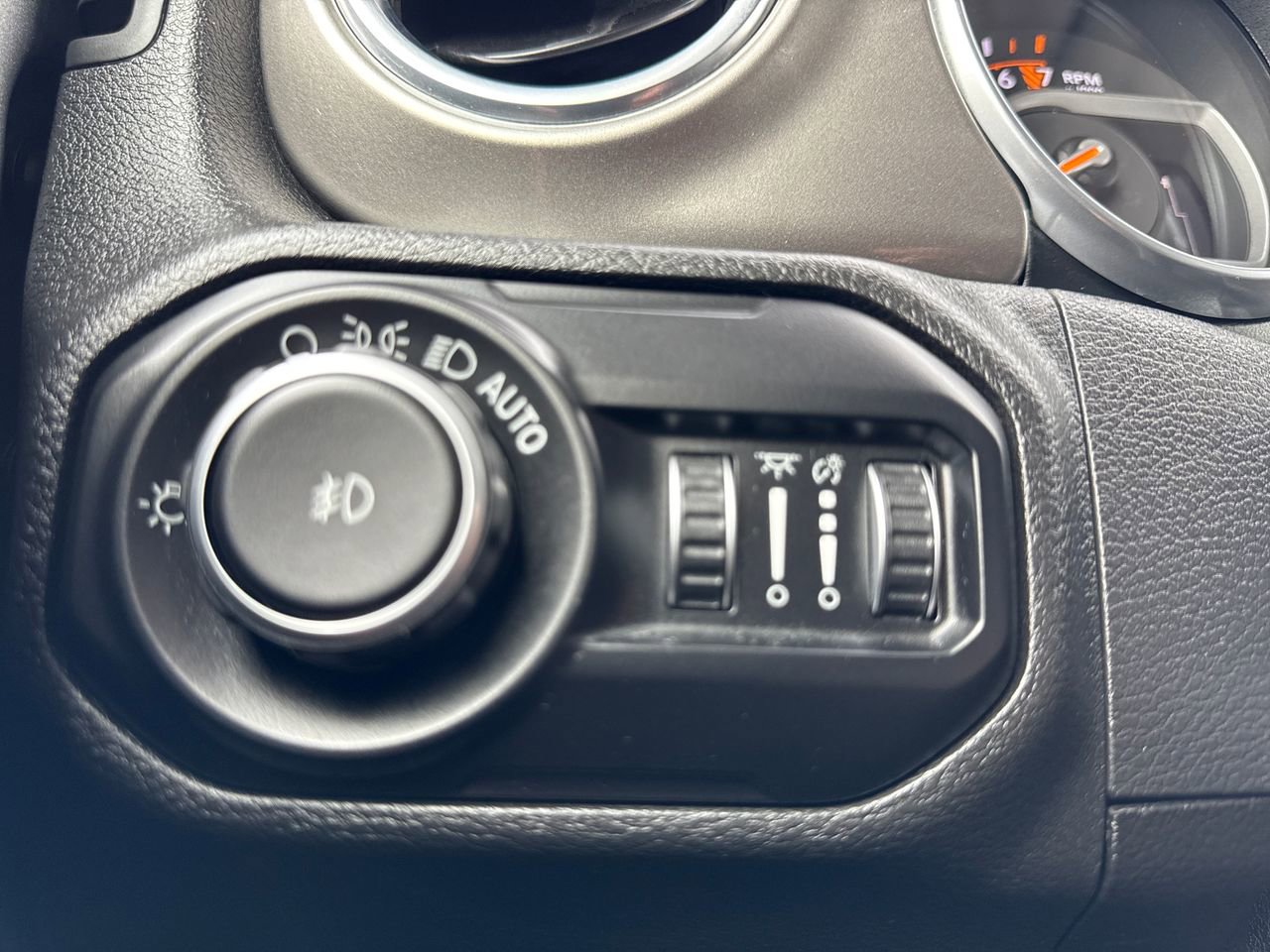 Used 2018 Jeep Wrangler Unlimited Sahara w/ Uconnect 4C Nav & Sound Group image 28