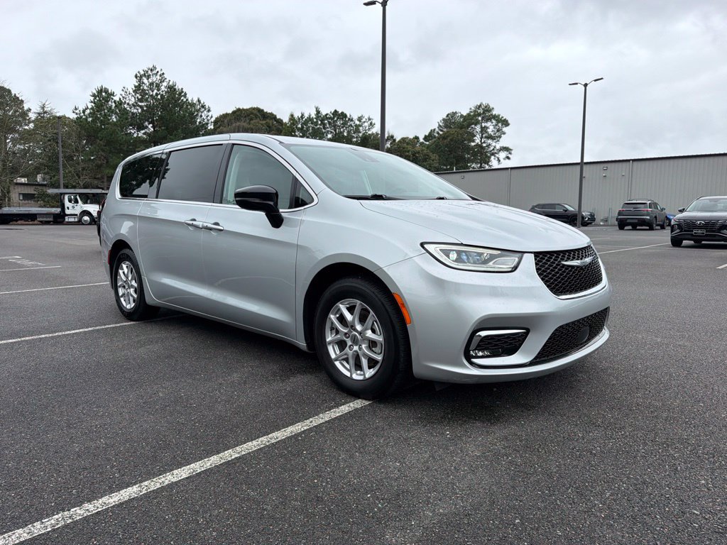 Used 2024 Chrysler Pacifica Touring-L FWD image 4