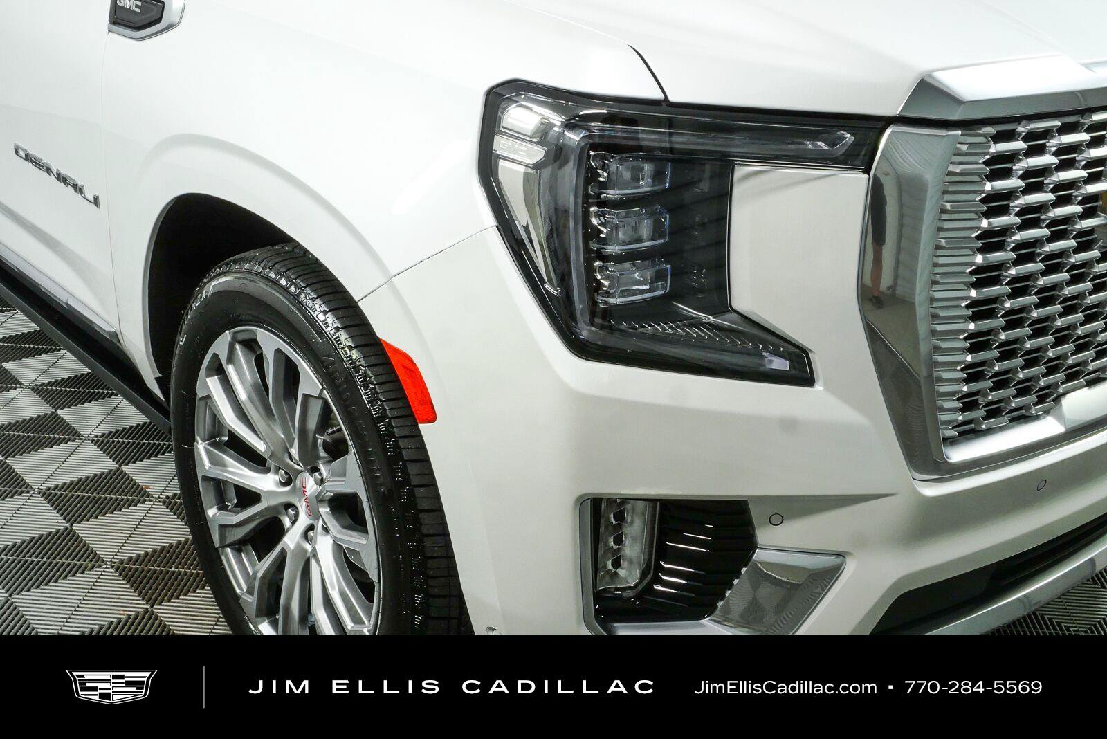 Used 2023 GMC Yukon XL Denali w/ Denali Reserve Package AWD/4WD image 40