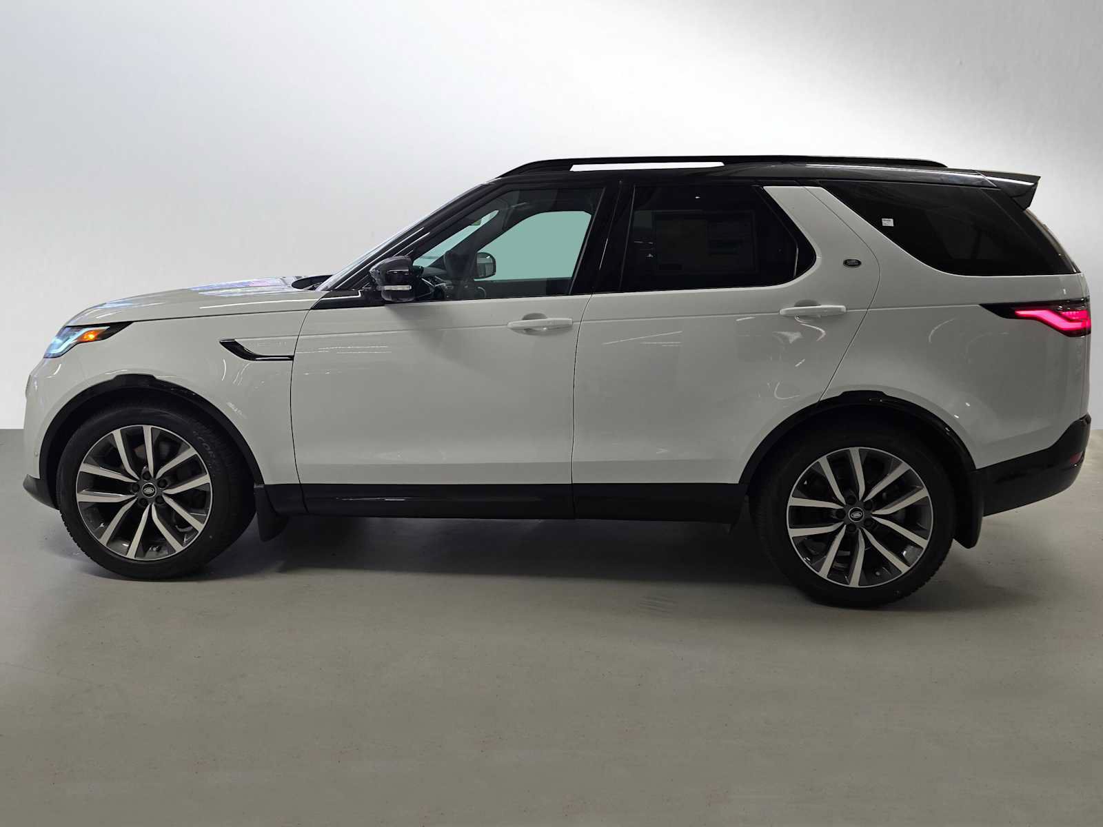 New 2026 Land Rover Discovery Limited Edition AWD/4WD image 2