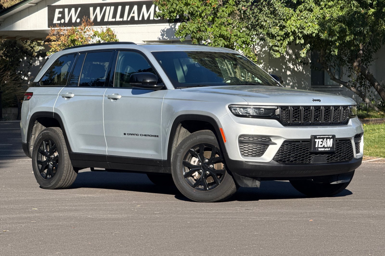 Used 2025 Jeep Grand Cherokee Altitude AWD/4WD image 2