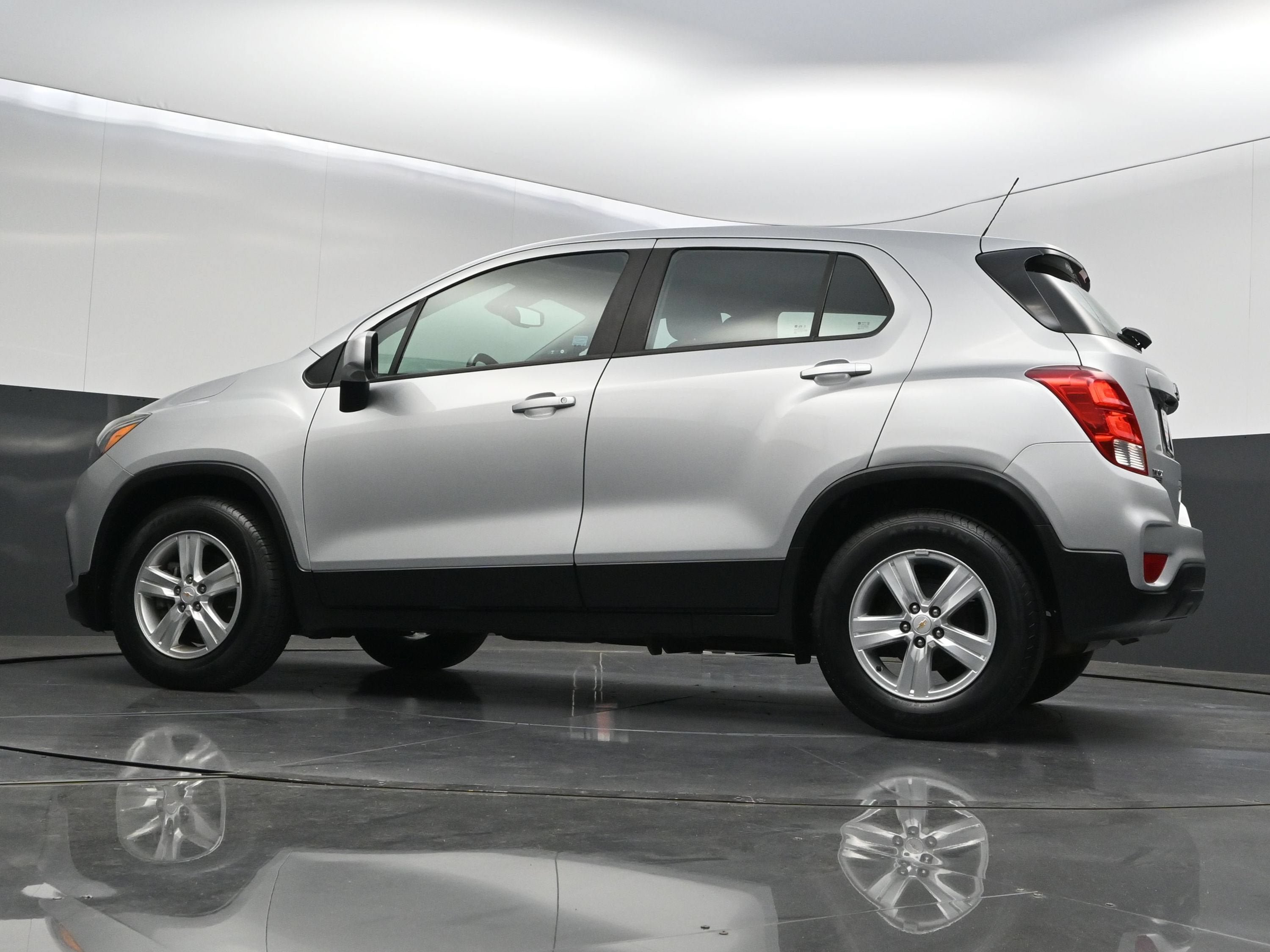 Used 2020 Chevrolet Trax LS FWD image 34