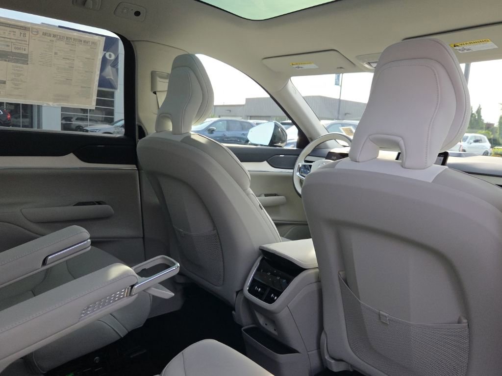 New 2025 Volvo EX90 Ultra w/ Protection Package Premier image 8