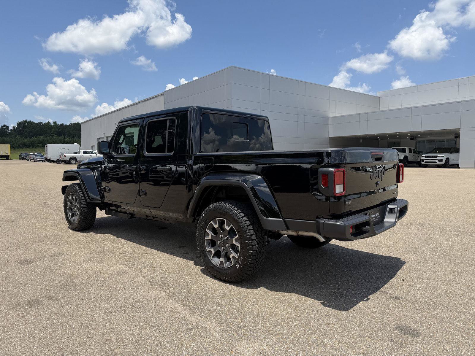 Used 2026 Jeep Gladiator Sport AWD/4WD image 4