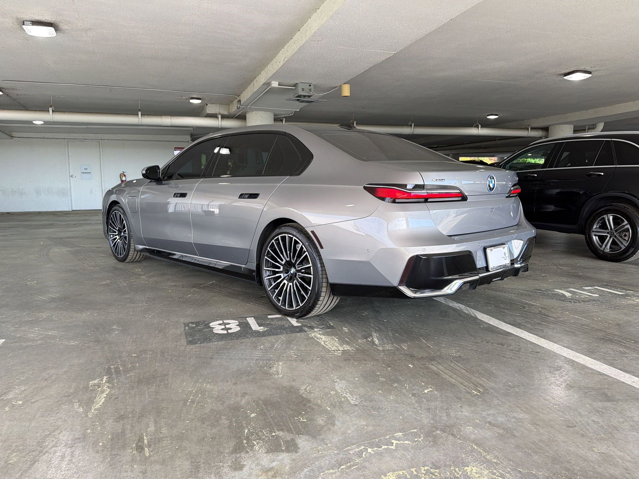 Used 2025 BMW 750e xDrive w/ Executive Package image 3