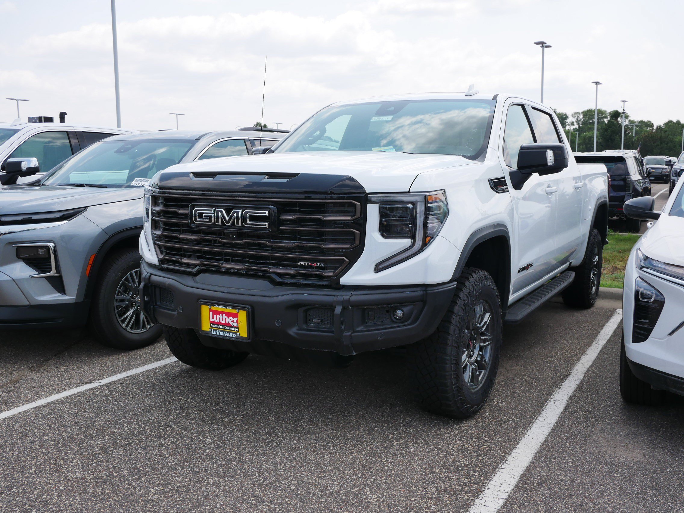 Used 2026 GMC Sierra 1500 AT4X w/ LPO, Black Badging Package AWD/4WD image 3