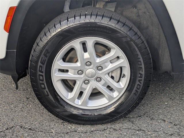 Certified 2023 Jeep Grand Cherokee Laredo image 9