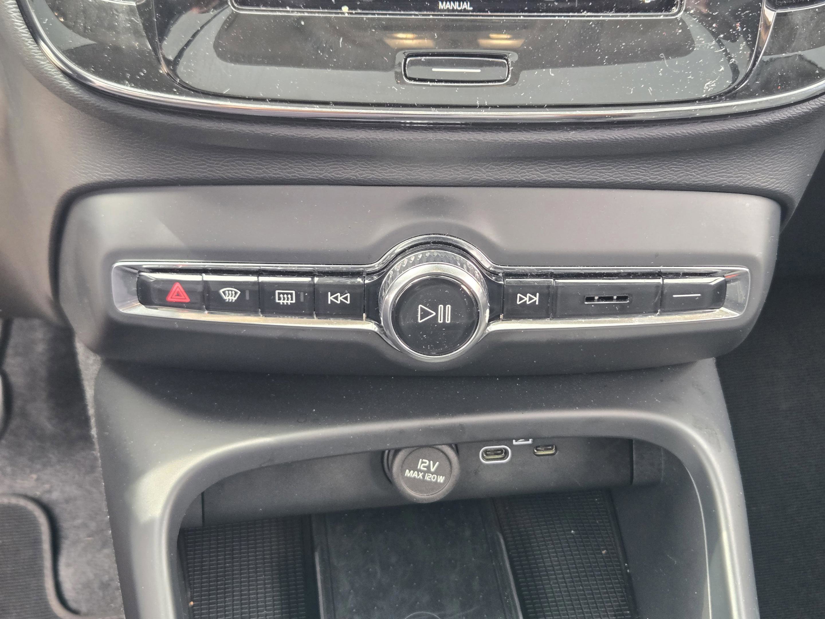 Used 2025 Volvo XC40 B5 Plus image 27