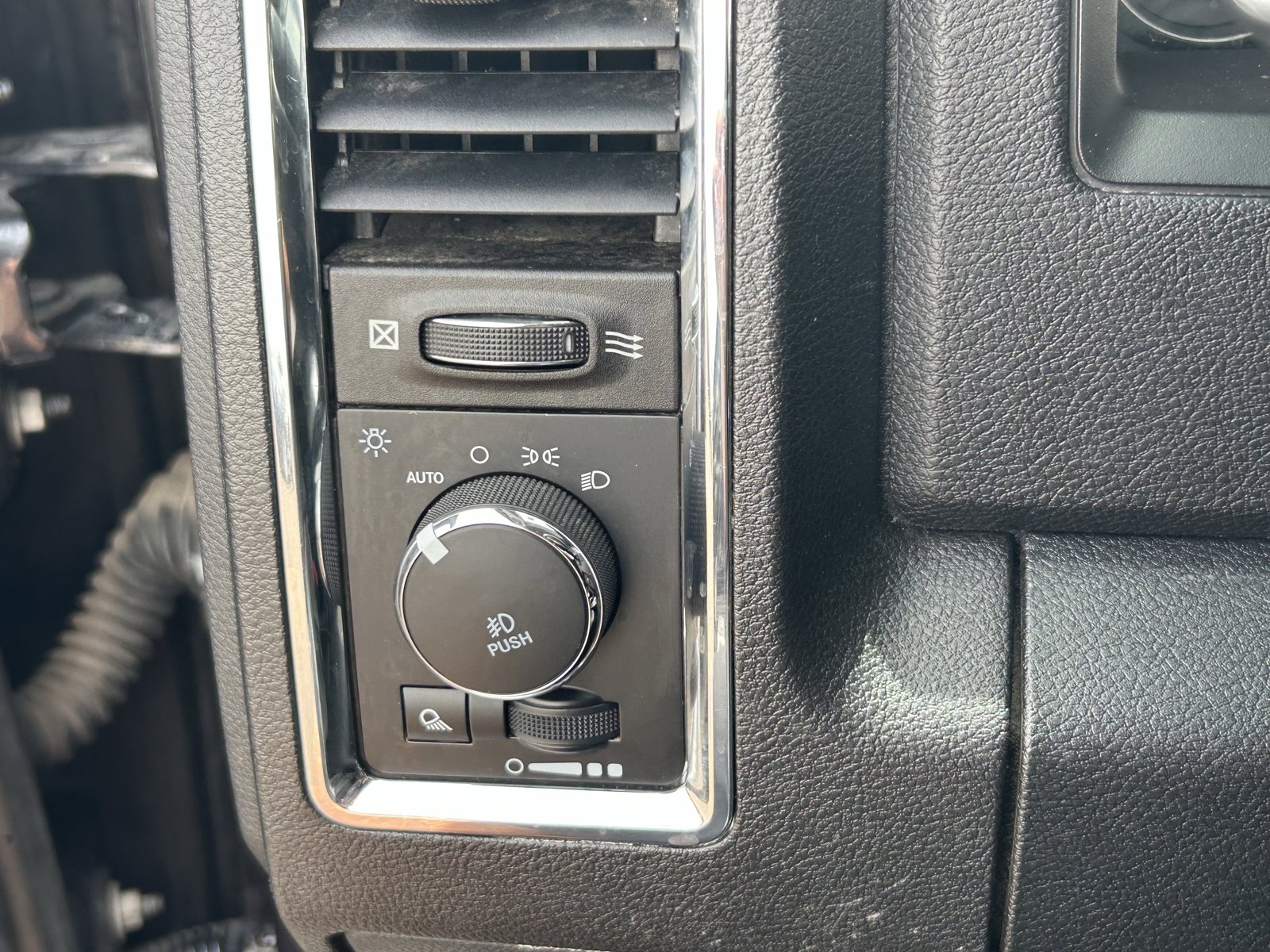 Used 2018 RAM 1500 Laramie w/ Convenience Group image 15