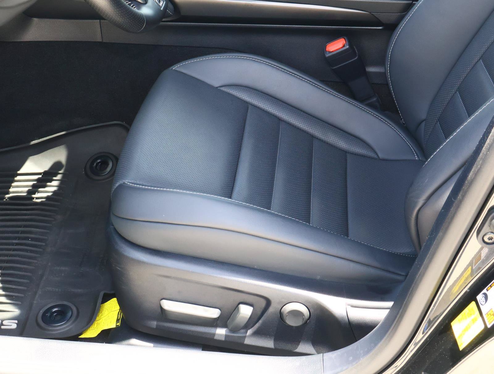 Used 2023 Lexus IS 500 RWD image 15