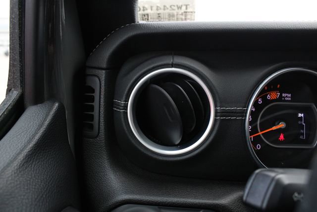 Used 2018 Jeep Wrangler Unlimited Sahara AWD/4WD image 6