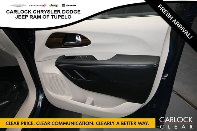Used 2023 Chrysler Pacifica Limited FWD image 38
