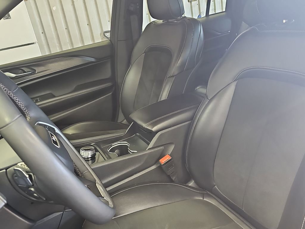 Used 2025 Jeep Grand Cherokee Altitude AWD/4WD image 15