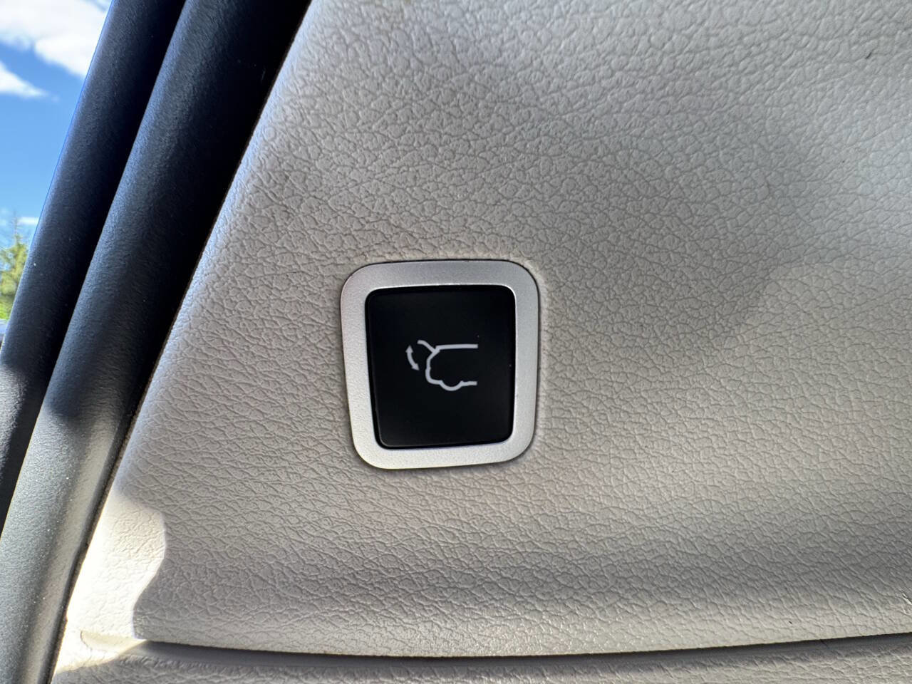 Used 2022 Chrysler Voyager LX image 48