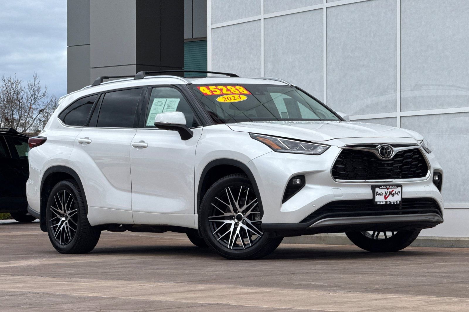 Used 2024 Toyota Highlander Platinum video 2